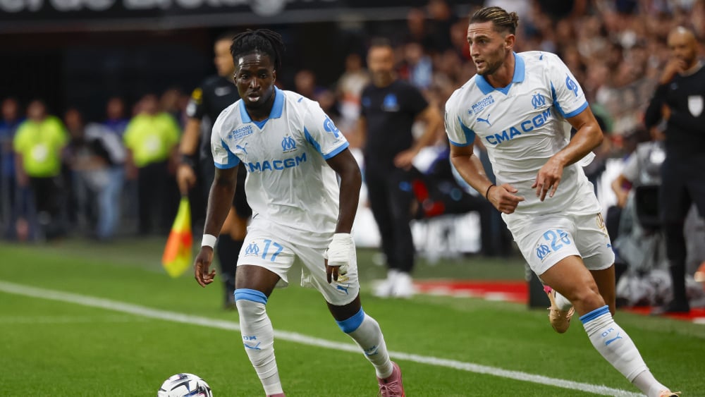 "Il s'entraîne tous les jours, à l'écart du groupe avec… Jonathan Rowe ! C'est fantastique", ironise Véronique Rabiot