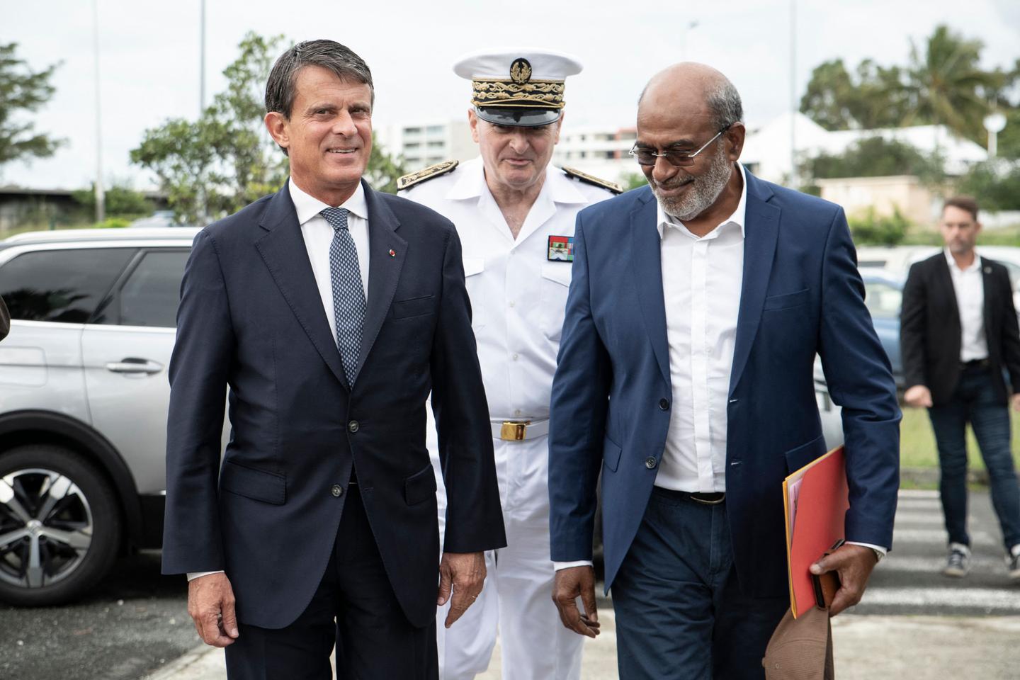 Manuel Valls prolonge son séjour pour une nouvelle réunion avec les partisans de l’accord de Bougival sur l’avenir de l’archipel