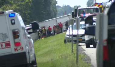 Drame aux États-Unis : un bus touristique avec des enfants à bord se renverse sur une autoroute de l’État de New York, plusieurs morts à déplorer