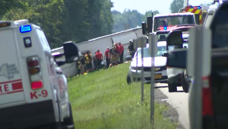 Drame aux États-Unis : un bus touristique avec des enfants à bord se renverse sur une autoroute de l’État de New York, plusieurs morts à déplorer