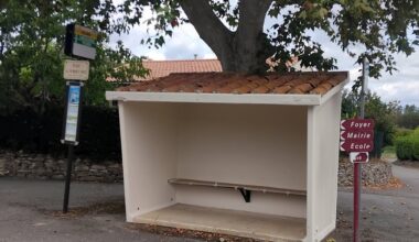 Graffitis : la commune redonne éclat aux abribus de Sainte-Eulalie