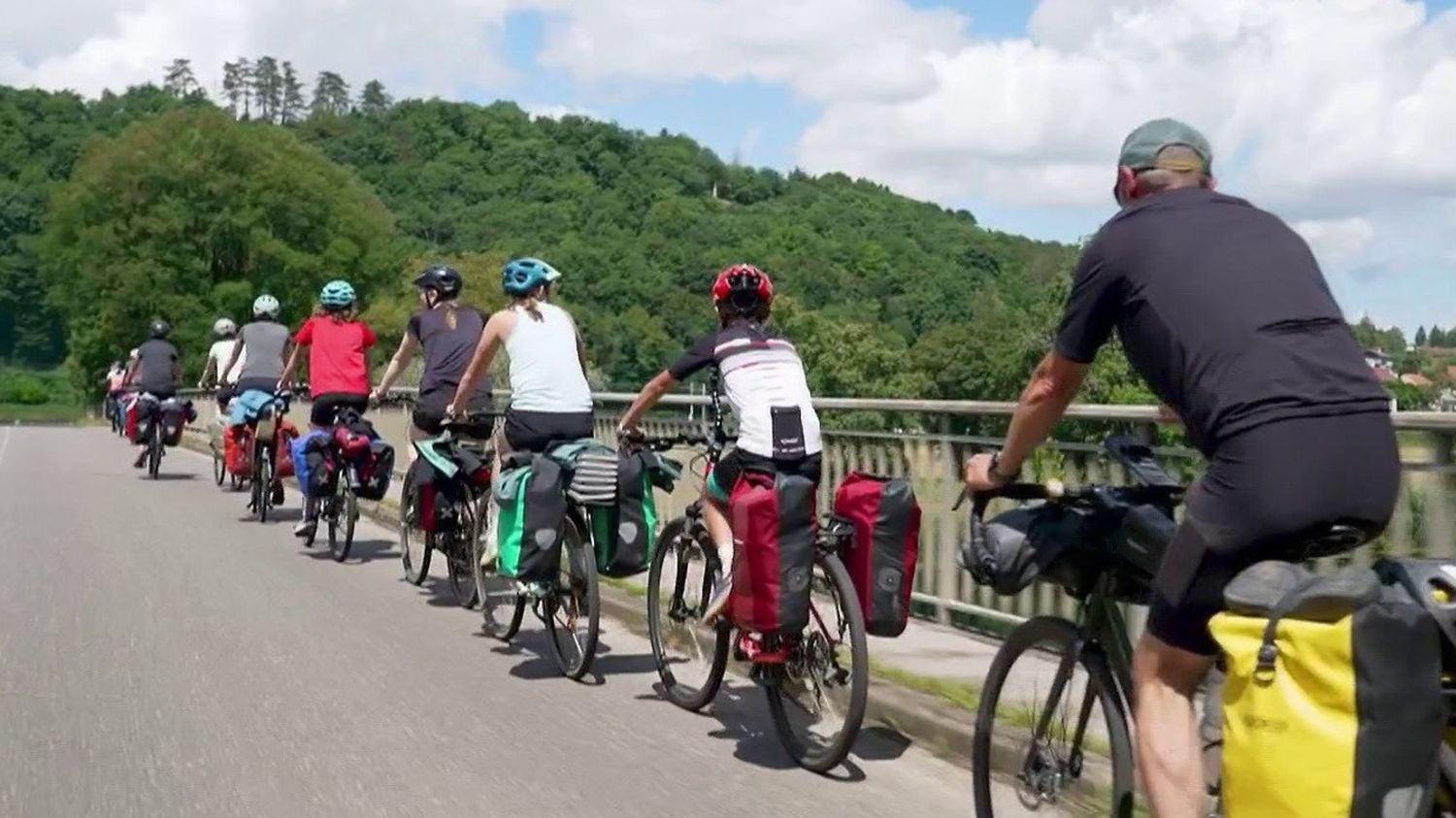 un petit tour de France à vélo, l'aventure au grand air de deux familles sur près 500 km