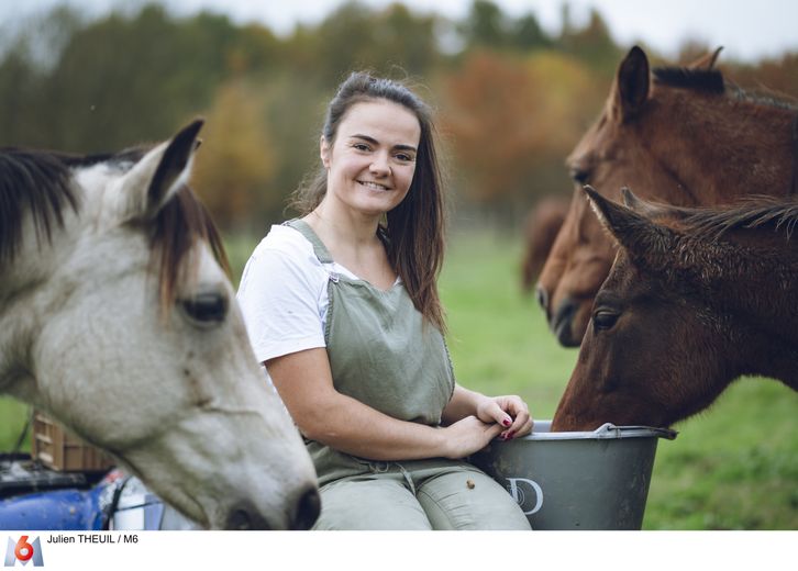 Célia, 30 ans, éleveuse de chevaux dans le Tarn-et-Garonne, participe à la 20e saison de "L’amour est dans le pré".