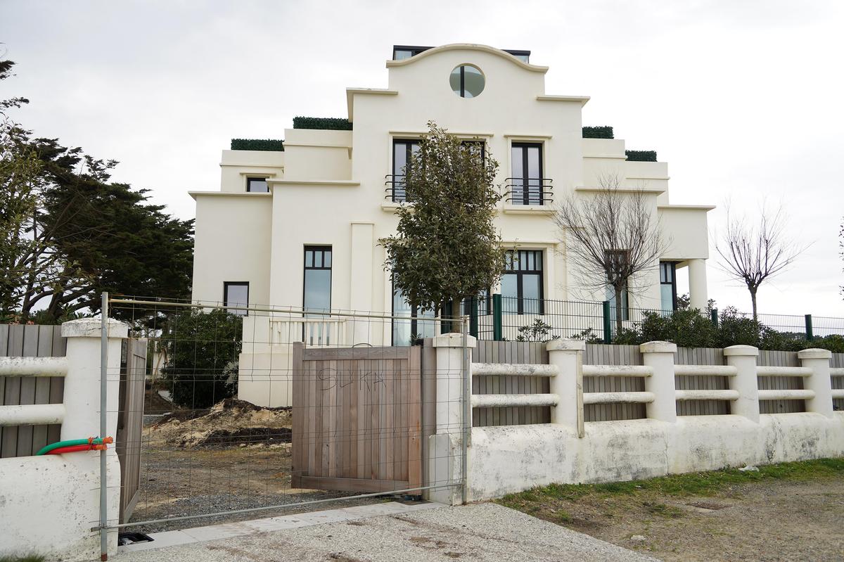 La villa « Suzanna » à Anglet été saisie dans le cadre d’une enquête liée à Artur Ocheretny, nouveau compagnon de l’ex-femme du président russe Poutine, portant sur des « soupçons de blanchiment aggravé ».