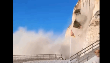 Près d’Étretat, l’impressionnant éboulement de ce pan de falaise devant des touristes