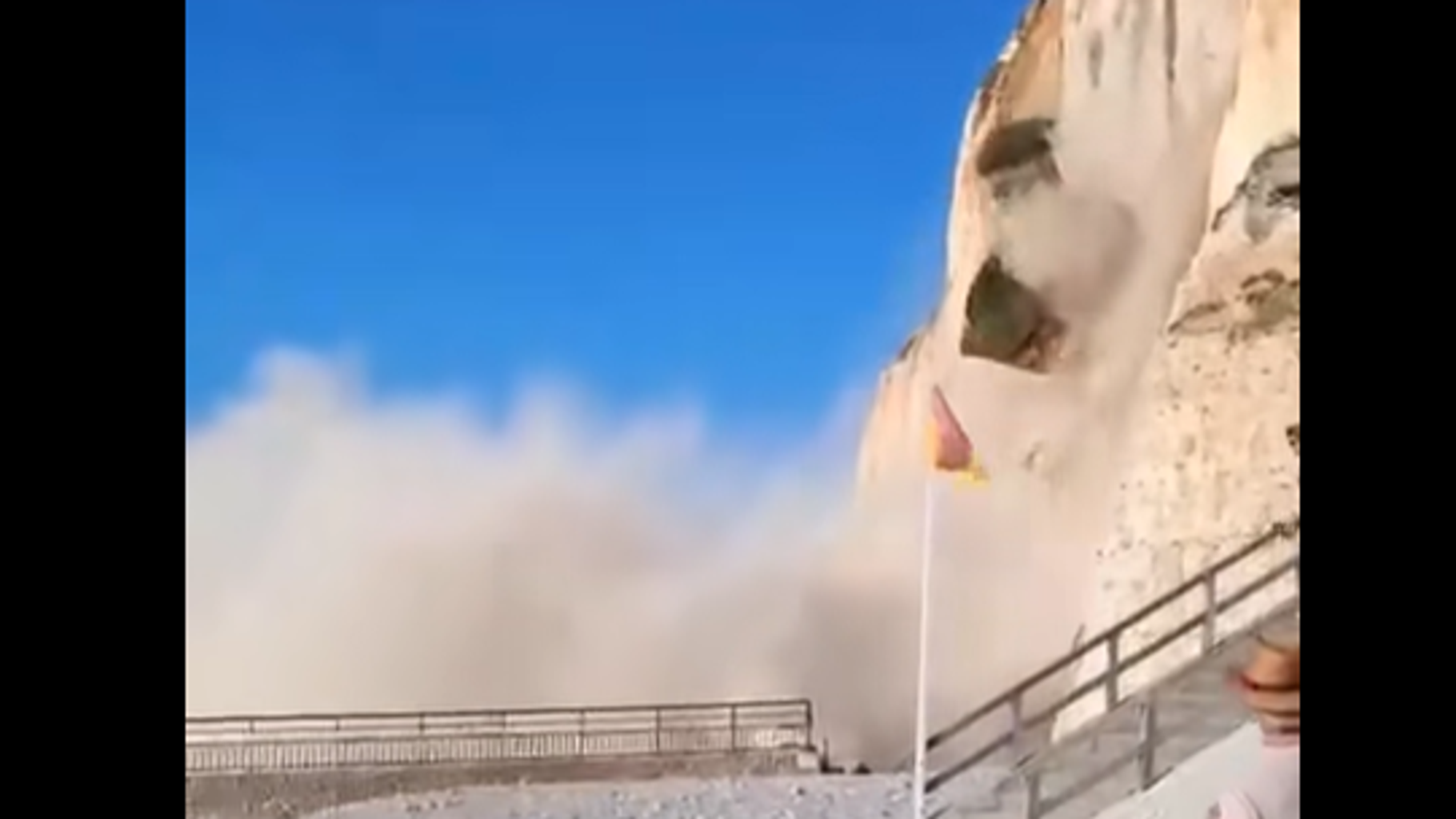 Près d’Étretat, l’impressionnant éboulement de ce pan de falaise devant des touristes