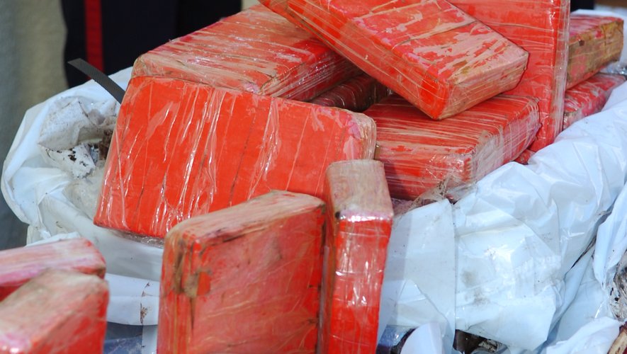 Téléphone dédié, cache aménagée, cinq trajets réalisés… : un chauffeur roumain arrêté par la douane, sur l’A9, avec 19 kg de cocaïne