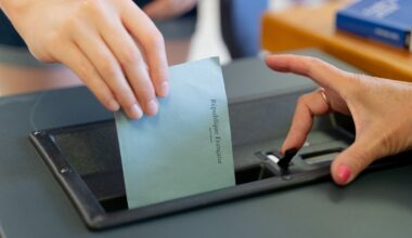 la candidate du PS, Frédérique Bredin, demande un report du scrutin à François Bayrou