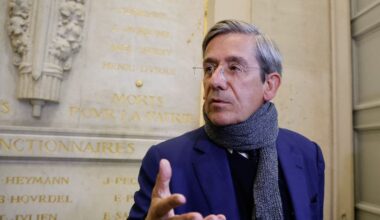"En l'état, le projet de budget est invotable et il y aura une motion de censure", prévient le député Charles de Courson