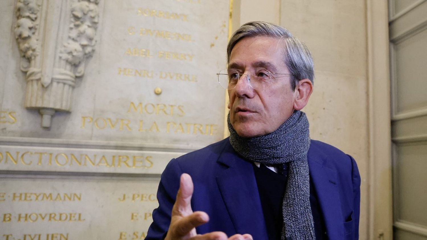 "En l'état, le projet de budget est invotable et il y aura une motion de censure", prévient le député Charles de Courson