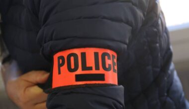 un bus percuté et une barrière de péage défoncée