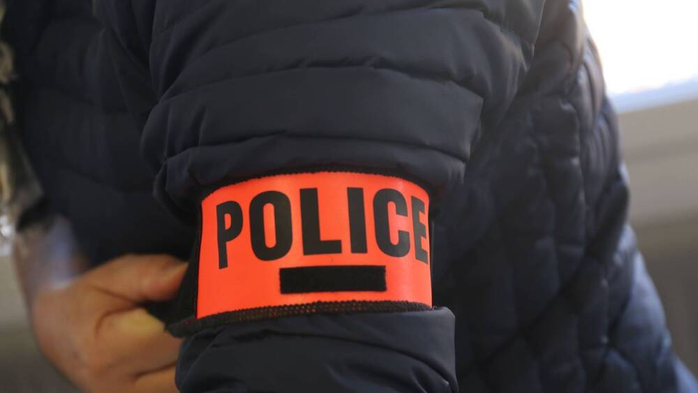 un bus percuté et une barrière de péage défoncée