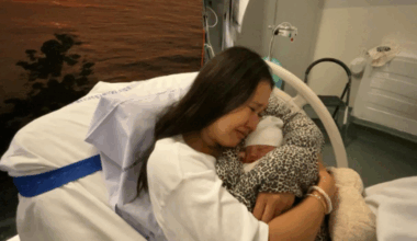 Elle a échoué à un "test de compétence parentale" : une jeune maman de 18 ans se voit retirer son bébé une heure seulement après l’accouchement