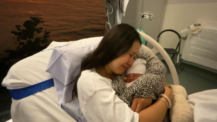 Elle a échoué à un "test de compétence parentale" : une jeune maman de 18 ans se voit retirer son bébé une heure seulement après l’accouchement