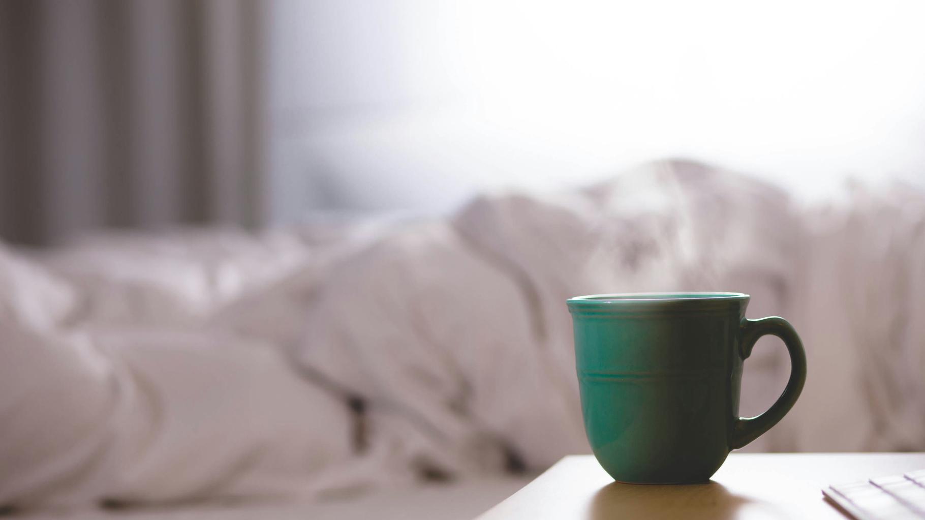 Boire un café le matin aide non seulement à se réveiller mais aussi à être de bonne humeur, révèle une étude