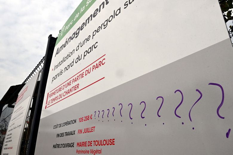 Des contribuables interloqués ont tagué le panneau…