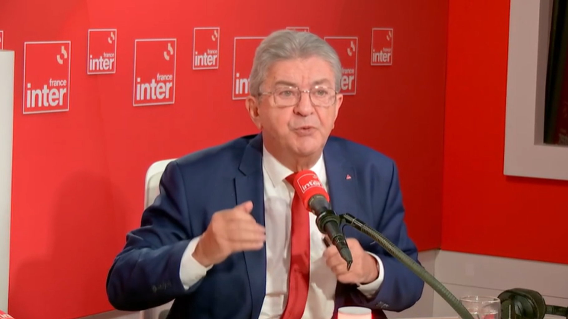 Jean-Luc Mélenchon salue la « dignité » de François Bayrou et annonce vouloir destituer Emmanuel Macron