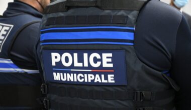 La police le contrôle pour défaut de ceinture de sécurité et découvre qu’il conduit sans permis depuis… quinze ans