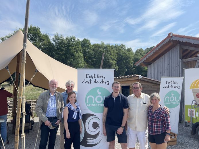 La nouvelle équipe du restaurant Chez Nòu avec producteurs locaux et Philippe Lacube.