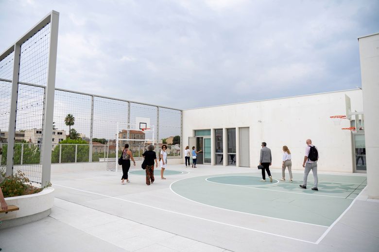 Sur le toit de l’école Isaac-Scholl.