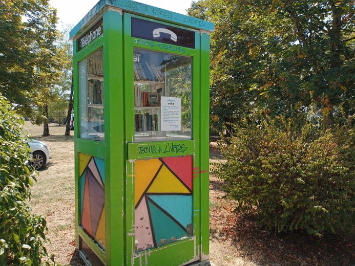 La cabine de Couzou, face à la mairie, a été décorée par des jeunes du centre aéré de Gramat.