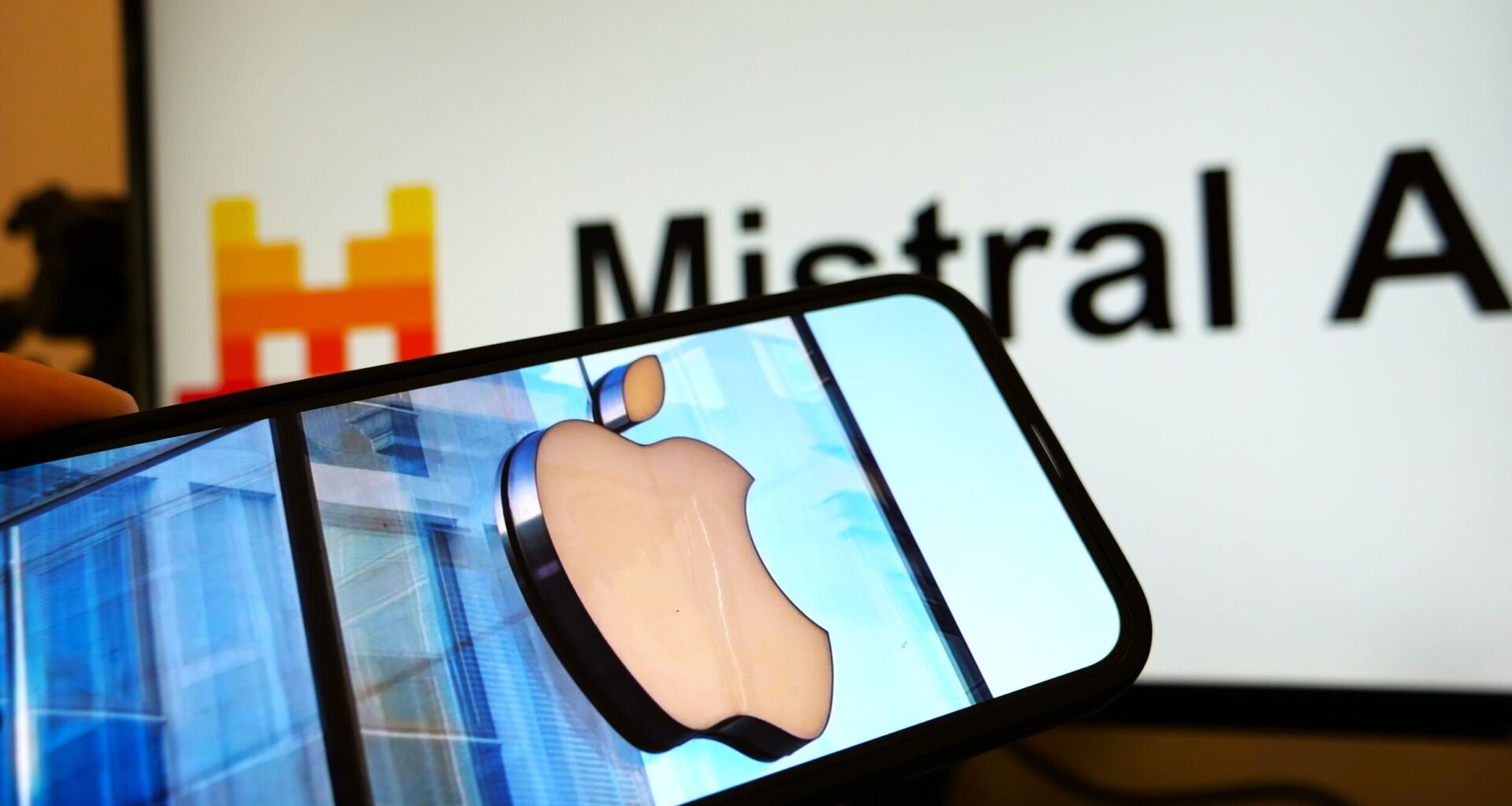 Apple veut s'emparer du roi français de l'intelligence artificielle Mistral AI, et veut aussi Perplexity