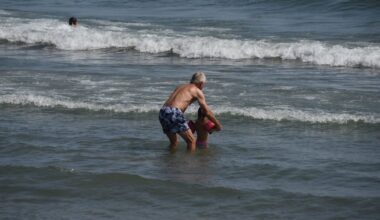 “C’est plus détendu, ce n’est pas comme à l’école” : les plages près de Montpellier deviennent des salles de classe improvisées pour de nombreux enfants