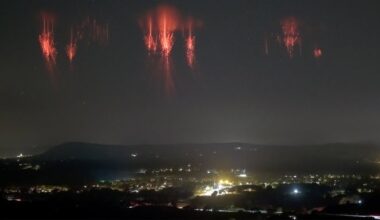 "À peine quelques millisecondes" : un photographe immortalise des farfadets rouges éclatant au-dessus des orages