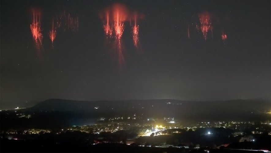 "À peine quelques millisecondes" : un photographe immortalise des farfadets rouges éclatant au-dessus des orages