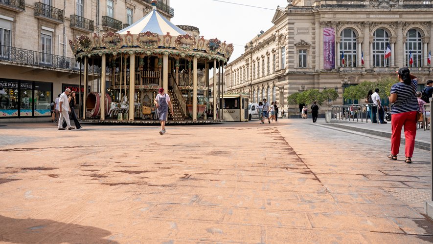 Périmètre de sécurité et sable absorbant répandu sur le sol : que s’est-il passé ce matin près de la station de tramway Comédie à Montpellier ?