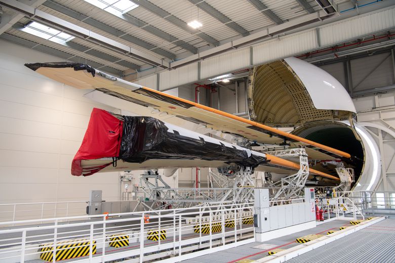 Les ailes de l’A350 sont arrivées, par les airs, de Broughton au Royaume-Uni.