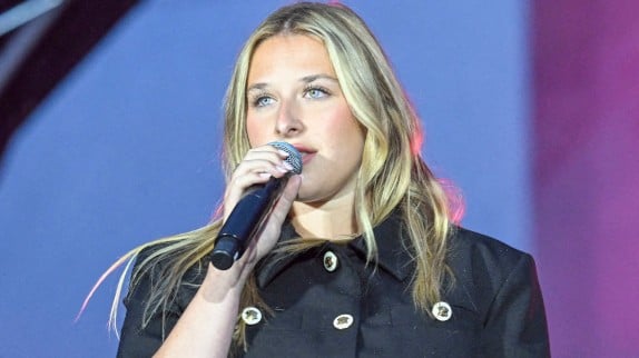 Helena a choisi son nouveau single, et les fans vont être aux anges !