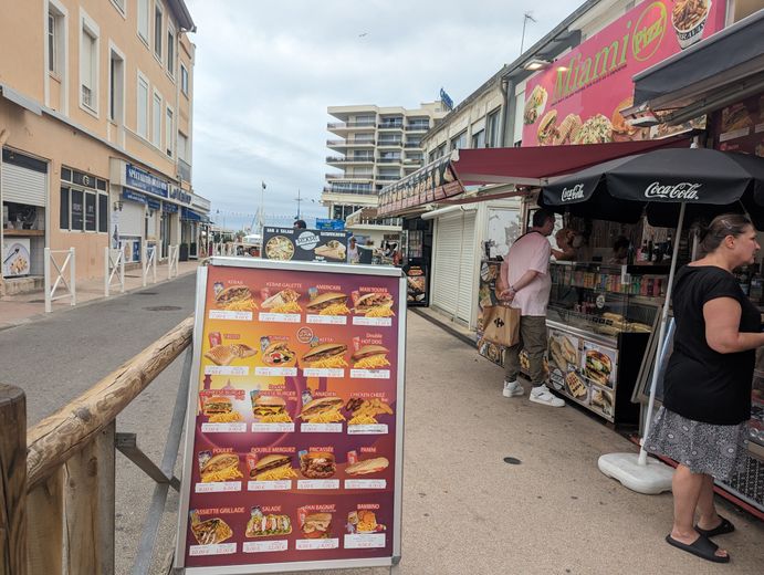 Les clients viennent avec leur sac de course commander une barquette de frites.