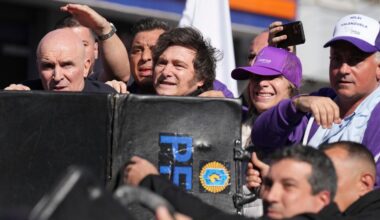 le président Javier Milei visé par des projectiles lors d’une manifestation à Buenos Aires
