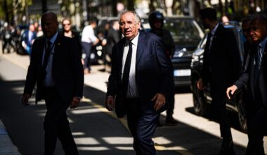 La méthode de François Bayrou sous le feu des critiques