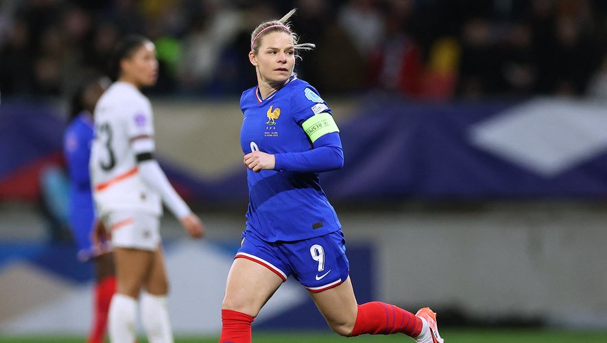 Football : "Il y a eu le coup de fil de trois minutes, point !" La meilleure buteuse de l’histoire des Bleues règle ses comptes avec le sélectionneur