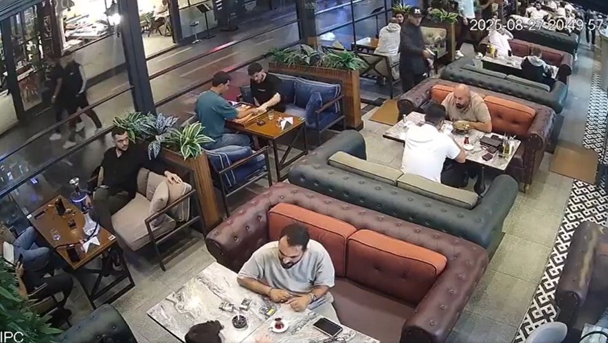 VIDÉO Il s’approche calmement, sort une arme et tire dans la tête : le président d’un club de football abattu froidement dans un café