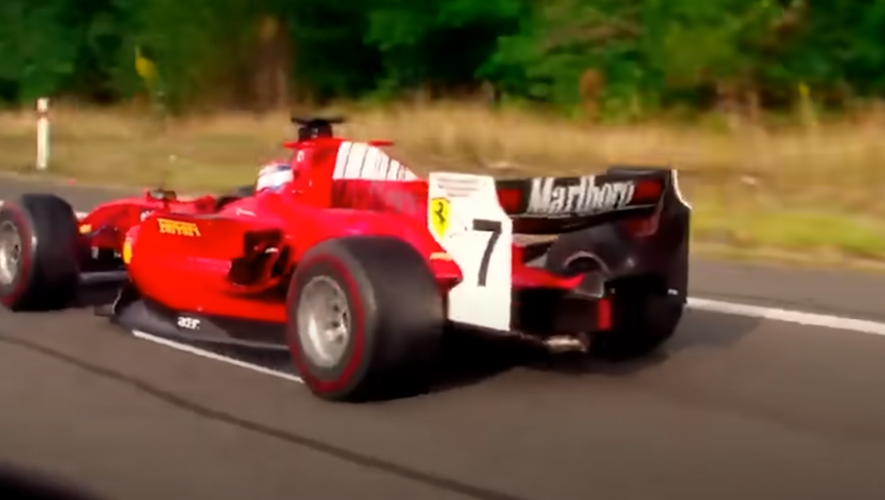 Filmé en train de piloter une F1 sur une autoroute au milieu des voitures ordinaires : la police fait tout pour retrouver ce fou du volant