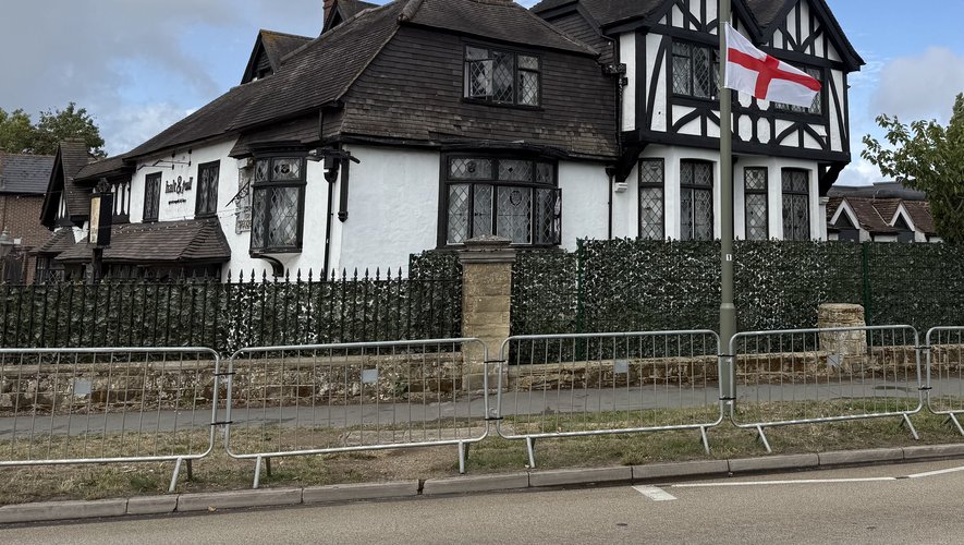 "Certains commencent à peindre le drapeau anglais sur les ronds-points" : en Angleterre, l’inquiétante montée du racisme anti-migrants