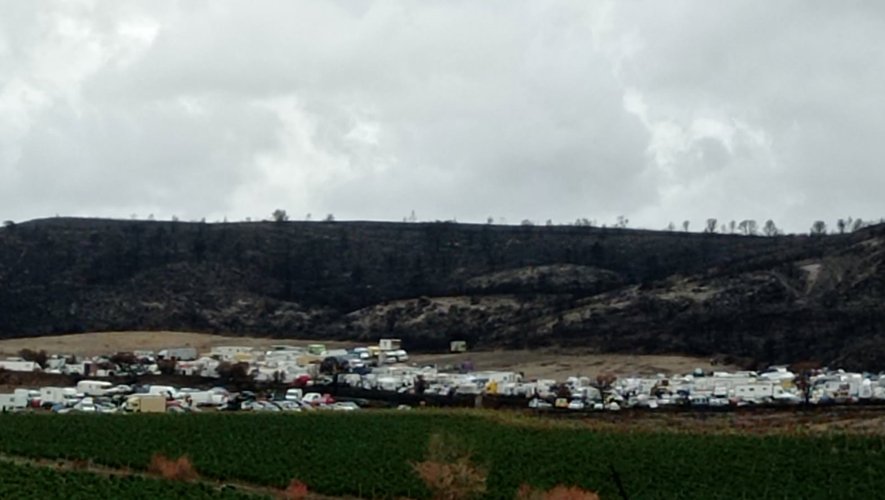 "On est sinistrés par le feu et on va avoir un dépotoir d’immondices" : une rave party en cours à Fontjoncouse, 2 000 personnes au cœur des lieux touchés par le mégafeu des Corbières