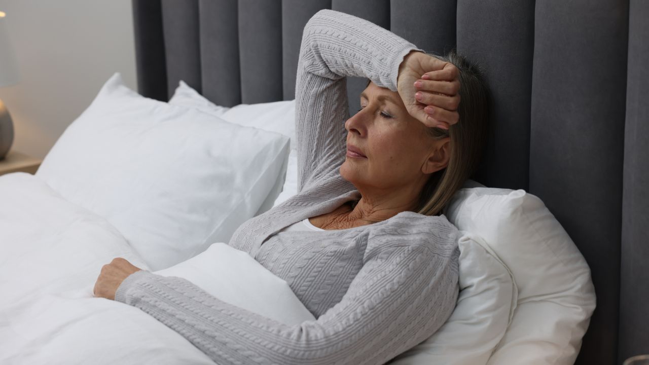 Ce détail dans votre lit peut être le signe d’un cancer : beaucoup de femmes le minimisent, selon les médecins