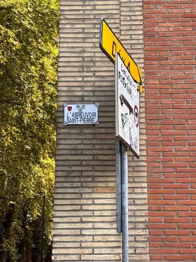 Une affiche avec croix gammée entrelacée à un sigle de la police municipale, avec des soldats nazis, a été découverte à Toulouse.