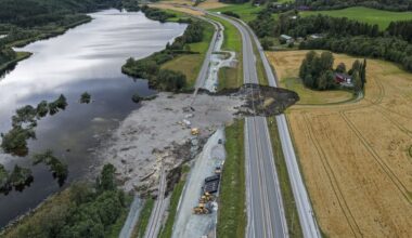 Un énorme trou au milieu de l’autoroute et d’une voie ferrée : un homme recherché après un glissement de terrain