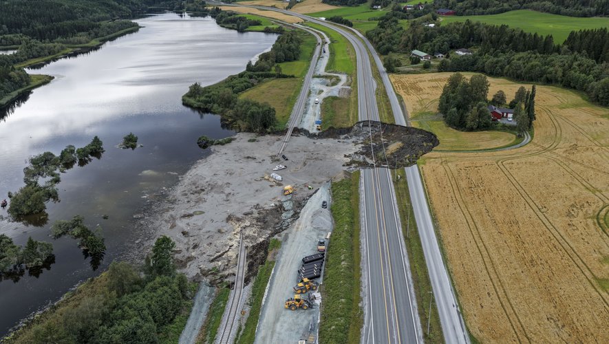 Un énorme trou au milieu de l’autoroute et d’une voie ferrée : un homme recherché après un glissement de terrain