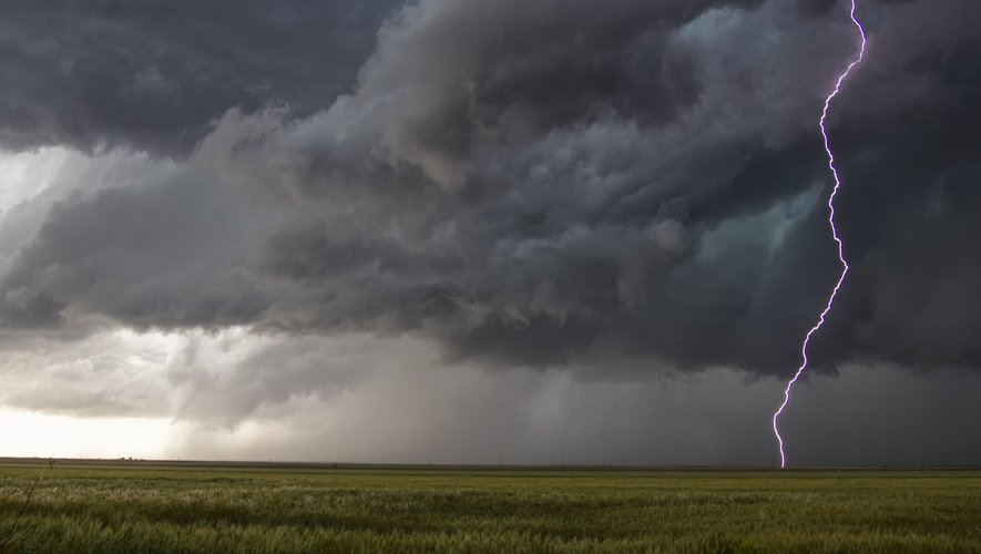 VIDÉO Arbres arrachés, déluge de grêle… les images des premiers orages qui s’abattent sur l’Occitanie