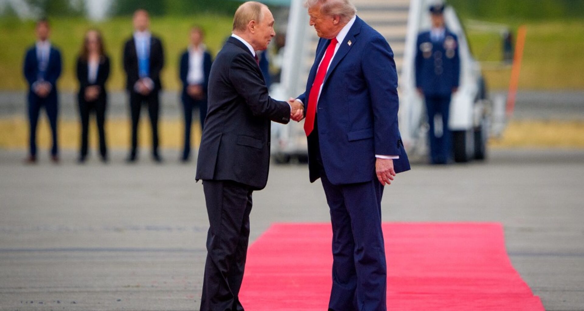 Sommet sur l'Ukraine : la poignée de main historique entre Vladimir Poutine et Donald Trump