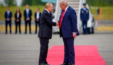 Sommet sur l'Ukraine : la poignée de main historique entre Vladimir Poutine et Donald Trump