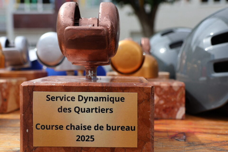 Les gagnants sont repartis avec un trophée et... une chaise de bureau.