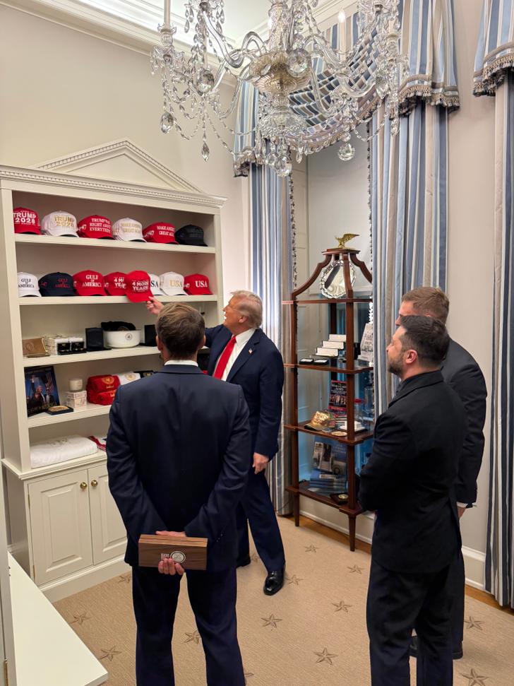 Emmanuel Macron et Volodymyr Zelensky avec Donald Trump et ses casquettes, le 19 août 2025.