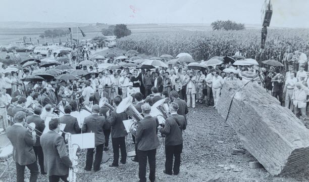 1986 : inauguration du premier symposium de sculpture de l'association Steine an der Grenze, à Launstroff (Photo RL) 